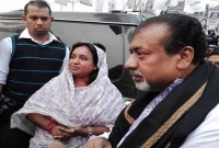 আইভীর মাথায় হাত বুলিয়ে সেলিম ওসমানের দোয়া আইভীর মাথায় হাত বুলিয়ে সেলিম ওসমানের দোয়া