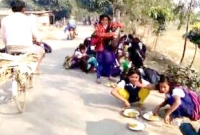 রাস্তার ধুলোয় বসে মিড ডে খাচ্ছে এই শিক্ষার্থীরা! 