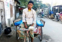 বাবা সবজি বিক্রেতা, মা গৃহীনি: ভ্যানগাড়ি চালিয়ে পড়ার খরচ যোগান মাদ্রাসার দরিদ্র ছাত্র মাহাবুর