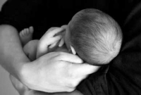 ব্লেড দিয়ে নিজের পেট কেটে সন্তান বের করলেন এক মহিলা