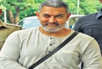 আমিরের পা ছুঁতে চাই, দঙ্গল দেখে মুগ্ধ রামগোপালের ট্যুইট, কটাক্ষ অন্য খানদের