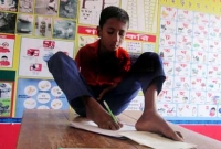 পা দিয়ে লিখে জিপিএ-৪ পেয়েছে চান মিয়া পা দিয়ে লিখে জিপিএ-৪ পেয়েছে চান মিয়া