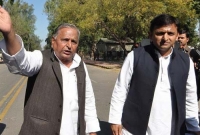 নিজের ছেলে ও মুখ্যমন্ত্রী অখিলেশকে বরখাস্ত করলেন মুলায়ম সিং