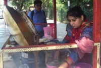 স্বামীকে বাঁচাতে ঠেলায় হকারী করতে নেমেছিলেন, আজ তিনিই অন্যের ‘বিপদতারিনী’