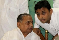 ছেলের প্যাঁচে বাবা কুপোকাত, মুলায়মকে চাপে ফেলে সভাপতি অখিলেশ