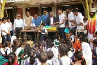 কাপাসিয়ায় ‘চলো কিছু করি গ্রুপ’র উদ্যোগে প্রাথমিক বিদ্যালয়ে নতুন পোষাক ও পুরস্কার বিতরণ