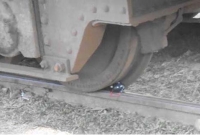 আটকে আছে ট্রেন, বোম ডিসপোজাল টিম ঘটনাস্থলের পথে