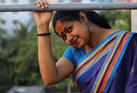 দেশে যিনি মহারানী, বিদেশে তিনি সেলসগার্ল