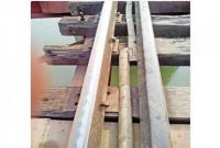 এবার রেললাইনের স্লিপারে বাঁশ!