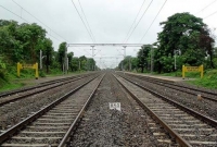 প্রকাশ্যে মলত্যাগ: ভয়াবহ দুর্ঘটনা থেকে রক্ষা পেল ট্রেন