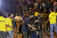 'নিজেকে খুব অসহায় লাগছিল, ওরা মেয়েদের শরীরের বিভিন্ন স্থানে হাত দিচ্ছিল'