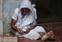 প্রতারণা করে বৃদ্ধার ‘নয় লাখ’ টাকা হাতিয়ে নেয় মেয়ে-জামাই!