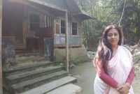 শেকড়ের টানে বাবার ভিটায় সুবর্ণা মুস্তাফা