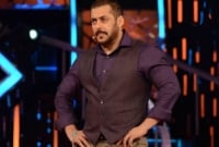 আযানের ধ্বনি শুনে নিশ্চুপ দাঁড়িয়ে রইলেন সালমান