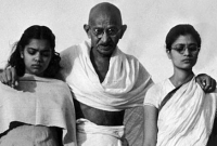 নারীদের পোশাক নিয়ে আপত্তিকর কথা বলেছিলেন স্বয়ং গান্ধীজিও!