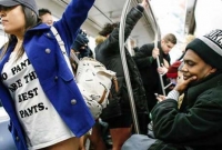 প্যান্ট ছাড়াই ট্রেন সফরে যুবক-যুবতী যাত্রীরা