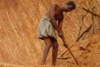 অবাক কান্ড! ইচ্ছে শক্তি নিয়েই পাহাড় কেঁটে রাস্তা বানালেন এই বৃদ্ধ