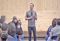 ফেসবুকে হত্যাকাণ্ড: শীর্ষ ব্যক্তিদের সামনেই জাকারবার্গের সমবেদনা