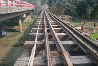 এবার কুড়িগ্রাম-তিস্তা রেললাইনের স্লিপারে বাঁশ! কী বলছেন কর্তারা?