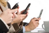 মোবাইল ফোন ব্যবহারে বাড়ছে মৃত্যুর ঝুঁকি : বলছে গবেষনা