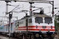 কিশোরীকে আত্মহত্যা থেকে বাচাতে ট্রেন থামিয়ে ফেললেন রেলের গেটকিপার