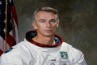 চাঁদের বুকে ঘুরে বেড়ানো নভোচারীর মৃত্যু