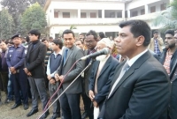  মরদেহ নিয়ে কেঁদে ফেললেন ডিসি    