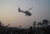 হেলিকপ্টারে চড়ে কাজের তদারকি করলেন ঠিকাদার