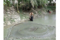 গ্রামের পুকুরে জাল ফেলে মাছ ধরছেন মাশরাফি