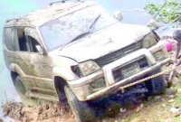 নদীতে কোটি টাকার বেওয়ারিশ গাড়ি