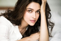 শুটিং চলাকালীন হঠাৎ অসু্স্থ হয়ে পড়েন দীপিকা!