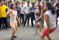  ইউনিভার্সিটির মেয়েরা প্রকাশ্যে রাস্তায় করলেন এমন কাজ যে দর্শকরা হলেন শক‌্ড