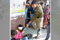 পুলিশ না ওঝা! মার খেয়ে হুঁশ হারানো পকেটমারের হুঁশ ফেরাতে জুতো শোঁকালেন জিআরপি কর্মী