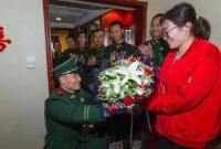 পুলিশ প্রেমিকের সময় কই! প্ল্যাটফর্মেই বিয়ের কাজ সারলেন