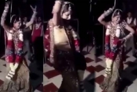 বিয়ের আসরে নববধুর কাণ্ড দেখে হতবাক অনলাইন বিশ্ব