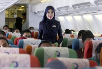 হিজাব পরায় বেশ কয়েকটি লাথি মারা হলো এক মুসলিম নারীকে