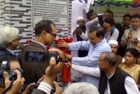 পুলিশ সাংবাদিকদের নির্যাতন করে না, মাঝে মধ্যে ধাক্কাধাক্কি লেগে যায় : স্বরাষ্ট্রমন্ত্রী