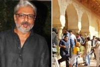 ‘পদ্মাবতী’র শুটিংয়ে  থাপ্পড় বনশালিকে, প্রতিবাদে ব্যাপক ভাঙচুর