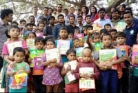 জাবিতে ছাত্রলীগ কর্তৃক সুবিধাবঞ্চিত শিশুদের মাঝে শিক্ষা সরঞ্জাম বিতরণ