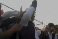 ভোট ভিক্ষা করতে গিয়ে নিজেকেই জুতোপেটা করলেন এই নেতা