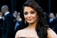 বাবার সামনেই প্রেমিকের সঙ্গে ঘনিষ্ঠ হলেন ঐশ্বরিয়া!