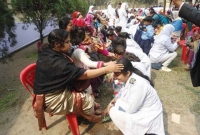 সৈয়দপুরে মায়েদের পা ধুয়ে আর্শিবাদ নিলেন শিক্ষার্থীরা