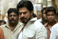 রাজনীতি থেকে দূরে থাকতে চান শাহরুখ খান!