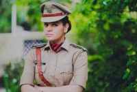 একই সাথে অনেক গুন এই সুন্দরী যুবতীর