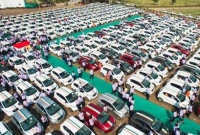 বোনাস হিসেবে কর্মীদের গাড়ি উপহার দিলেন এই কোম্পানি