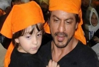 হঠাৎ ছেলেকে নিয়ে স্বর্ণ মন্দিরে কিং খান