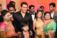 ড্রাইভারের ছেলের বিয়েতে হাজির হলেন সালমান খান