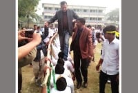 এবার জামালপুরে স্কুলছাত্রদের কাঁধে বিদ্যালয়ের জমিদাতা