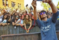 ‘সেলফি বালিকা’ প্রসঙ্গে যা বললেন শাহরুখ