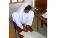 পা দিয়ে লিখে এসএসসি পরীক্ষা দিচ্ছে বিউটি!